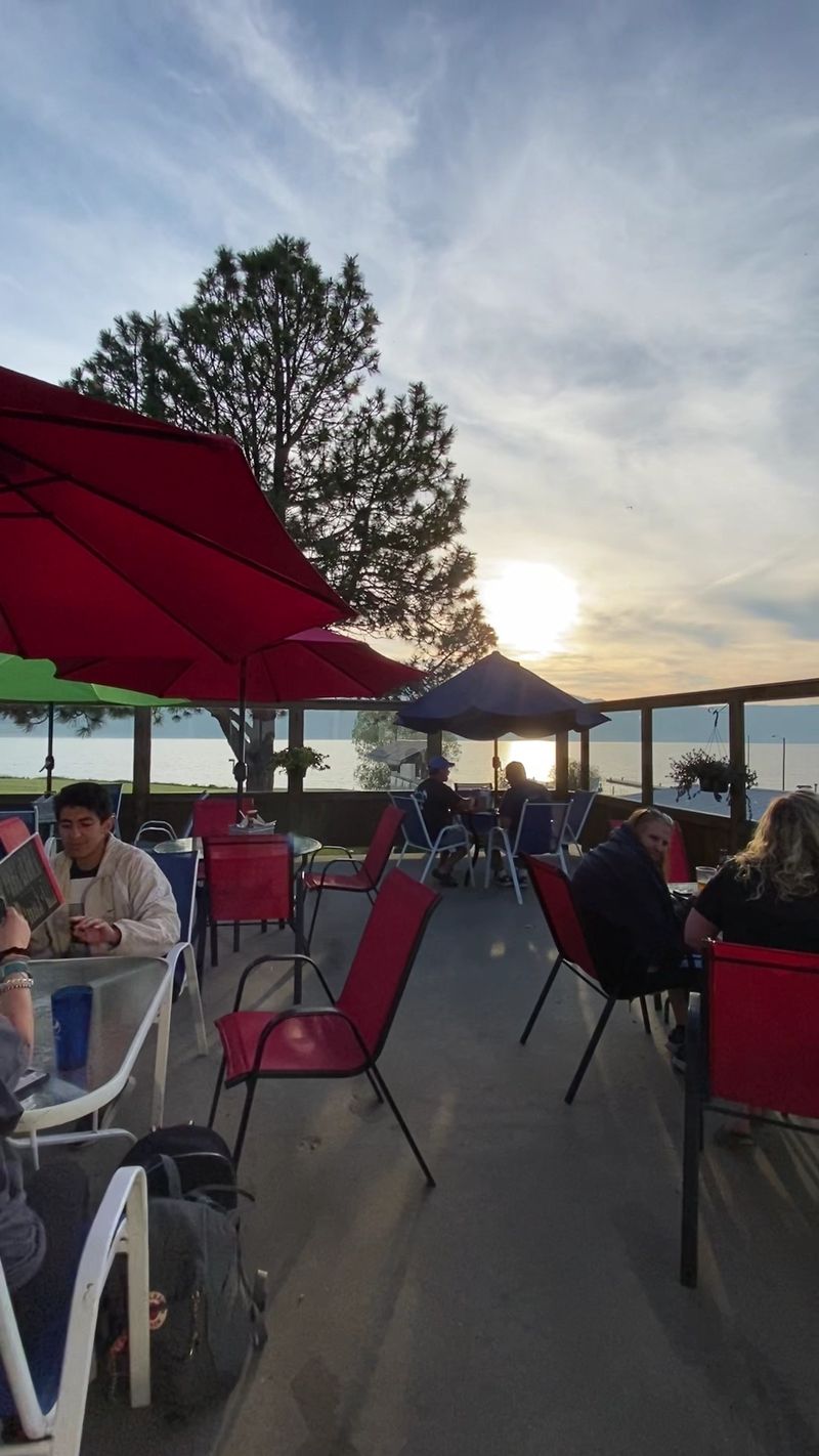 Lakefront Bar And Grill, Cascade 
