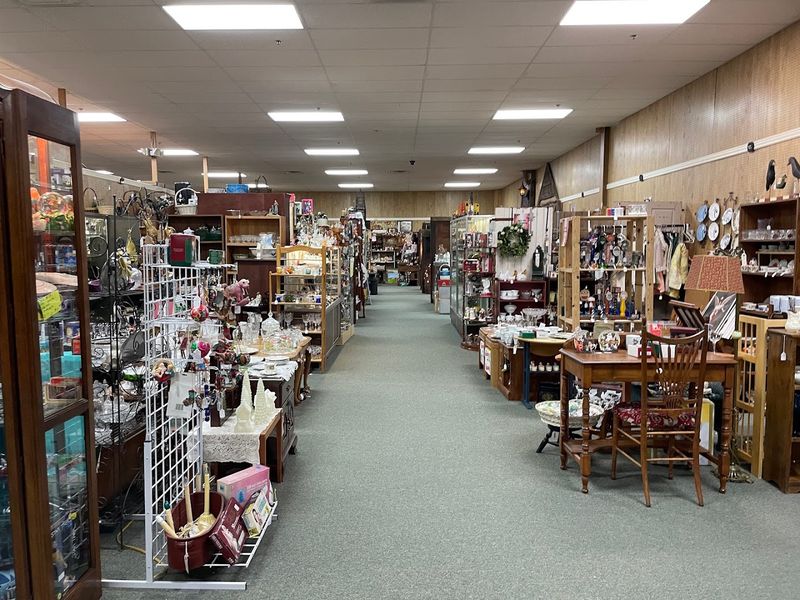 Few Pennsylvania Antique Stores Draw Treasure Hunters Like These 12 - Decor Hint Yesteryear Hanover, Hanover