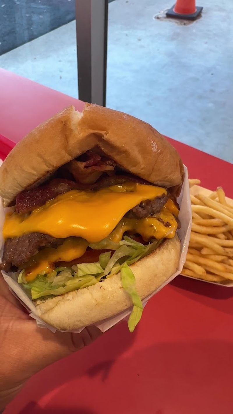 14 California Cheeseburgers So Good You'll Be Craving Them Long After The Last Bite - Decor Hint Squeeze Inn, Sacramento