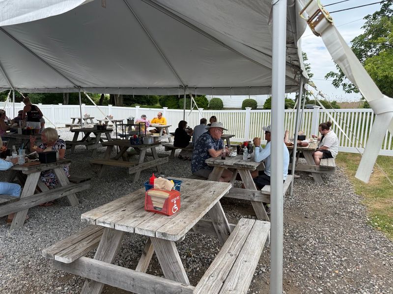 11 Small Restaurants In Old Saybrook, Connecticut Locals Hope Tourists Never Discover - Decor Hint Liv's Shack