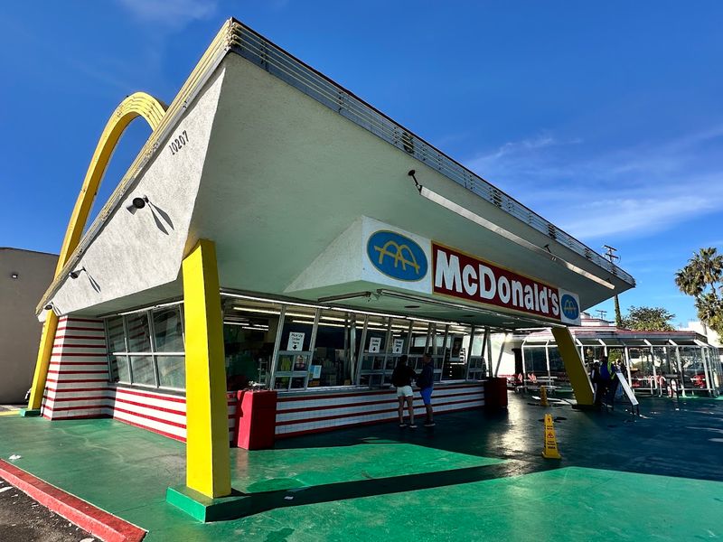 California Has A McDonald's So Retro It Looks More Like A 1950s Movie Set Than A Drive-Thru - Decor Hint Admire The Original 1953 Googie Architecture