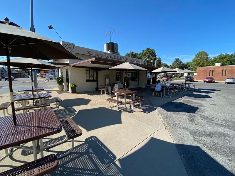 Locals Have Lined Up At This Tiny Illinois Drive-In For The Best Burgers Since 1951 - Decor Hint Outdoor Dining With Character