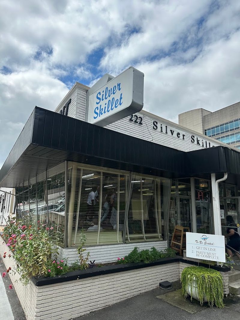 10 Tiny Hole-In-The-Wall Restaurants In Georgia That Have A Loyal Local Following - Decor Hint The Silver Skillet, Atlanta