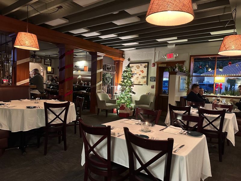 12 Top-Rated Seafood Restaurants In All Of Georgia - Decor Hint Georgia Sea Grill, St. Simons Island