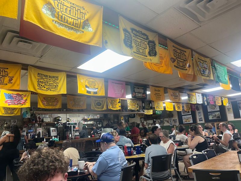 We Found A Cozy Florida Diner That Is Keeping The Soul Of The Classic Breakfast Alive - Decor Hint The Atmosphere You Cannot Fake