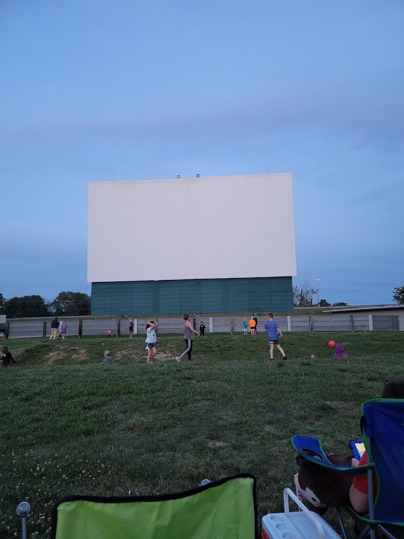 These 7 Kentucky Drive-Ins Are The Last Ones Standing And Summer Is Their Season - Decor Hint Calvert Drive In
