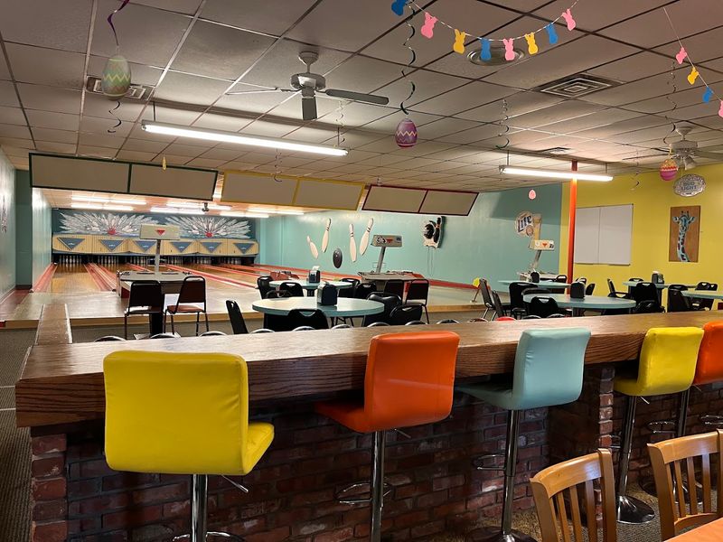 Settle In For Breakfast At Alley Cat Bowling