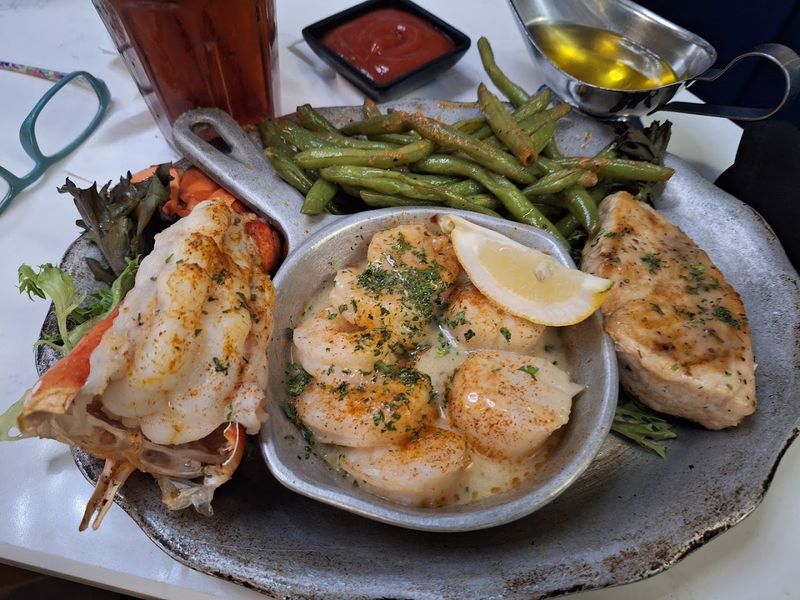 This Huge Tree House In Florida Is Actually A Restaurant You'll Want To Visit - Decor Hint Seafood That Actually Delivers