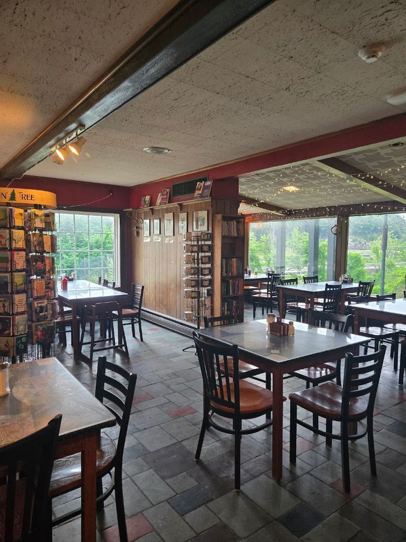 11 Connecticut Food Stops That Make The Drive Completely Worth It - Decor Hint Blondie’s Travelers Diner, Union
