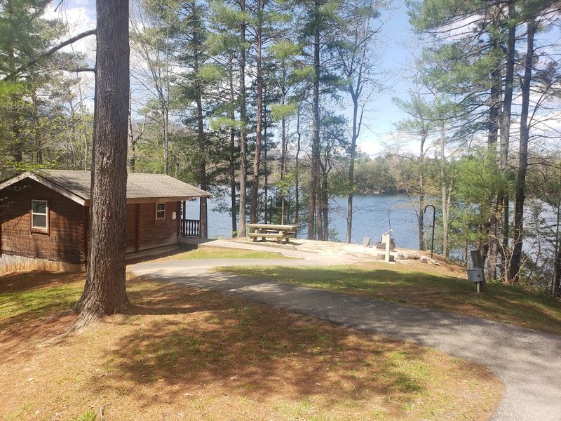 Locals Say This Once-Peaceful North Carolina Lake Town Has Been Completely Overrun By Crowds - Decor Hint Vacation Rentals Changed The Small-Town Rhythm