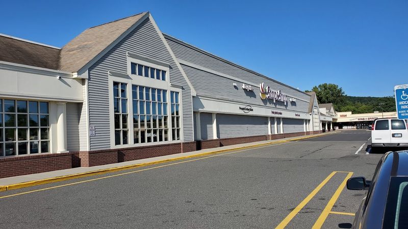 This Walkable Connecticut Lake Town Feels Like The Perfect Summer Getaway - Decor Hint One Of New England's Longest Greens At The Heart Of Town