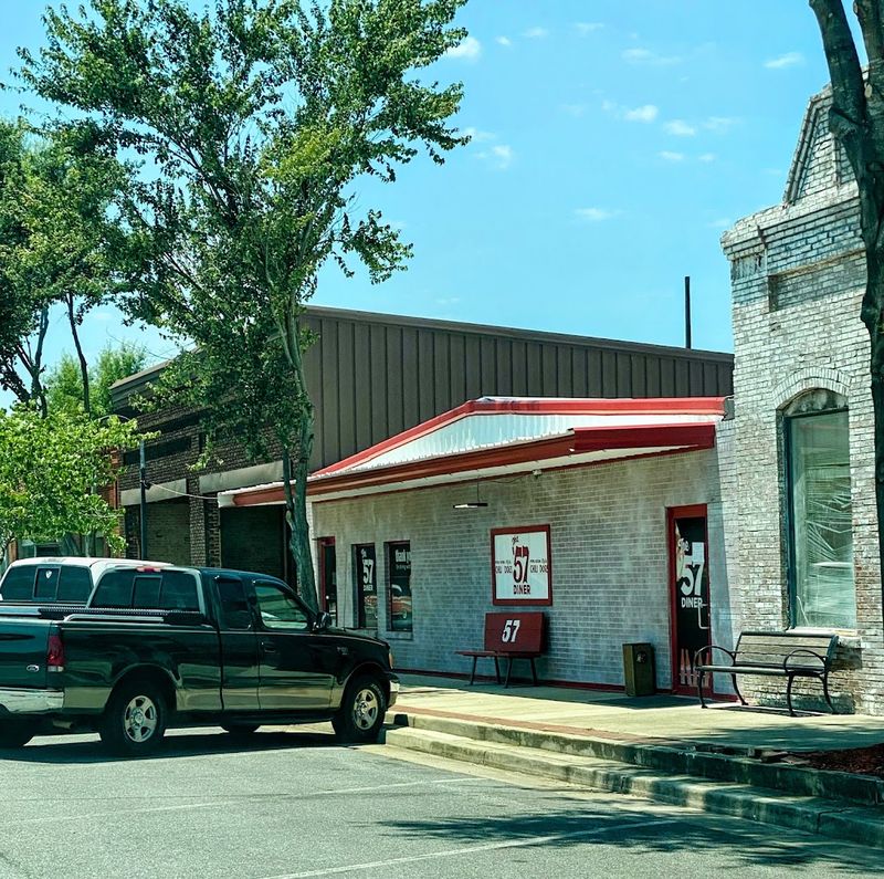 This Middle-Of-Nowhere Georgia Southern Restaurant Feels Like A Small Town Stuck In Time - Decor Hint The Saturday Food Truck Ribs Worth Planning Around