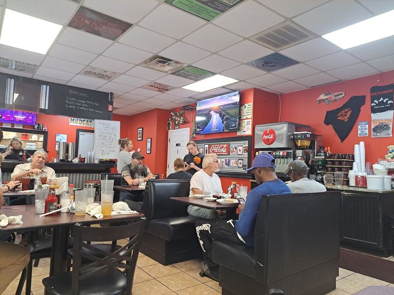 Locals Keep Coming Back To This Georgia Restaurant For One Simple Reason - Decor Hint A Room That Feels Like It Has Always Known You