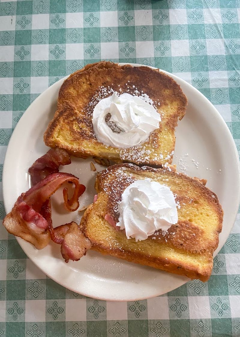 This Cozy Nebraska Cafe Serves Biscuits And Gravy That Keep Locals Coming Back - Decor Hint Stuffed French Toast Handles Sweeter Morning Cravings