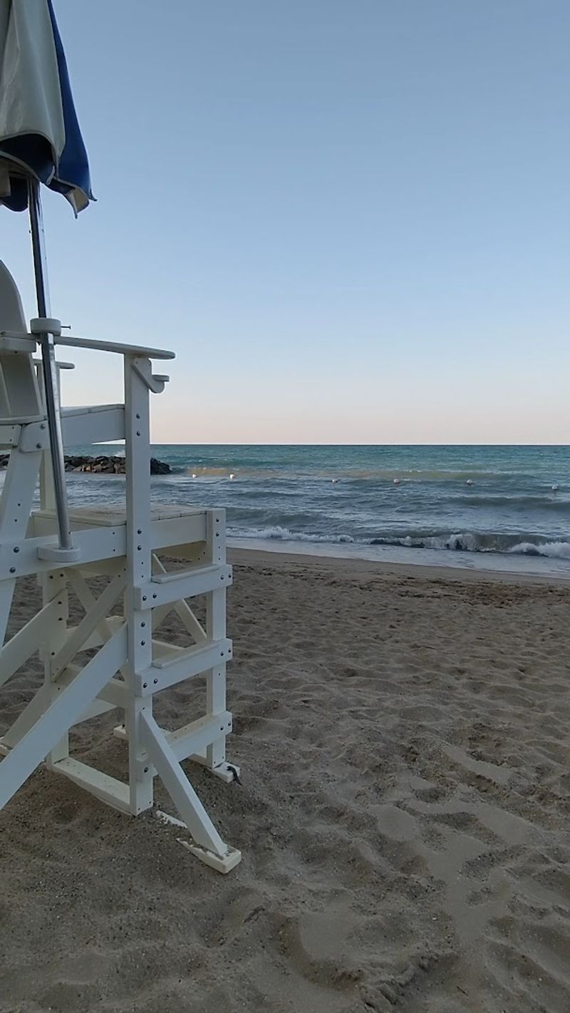 This Peaceful Illinois Beach Is Perfect For Relaxing Day Trips - Decor Hint A Playground Right On The Sand