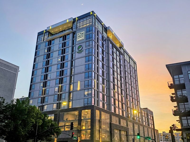 This New Idaho Rooftop Restaurant Serves Dinner 16 Floors Above Downtown - Decor Hint Watch Sunset Turn Boise's Skyline Into The Evening's Main Attraction