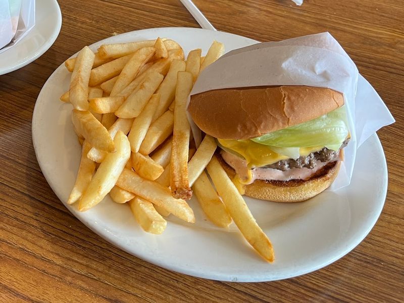 14 California Cheeseburgers So Good You'll Be Craving Them Long After The Last Bite - Decor Hint Pie 'n Burger, Pasadena
