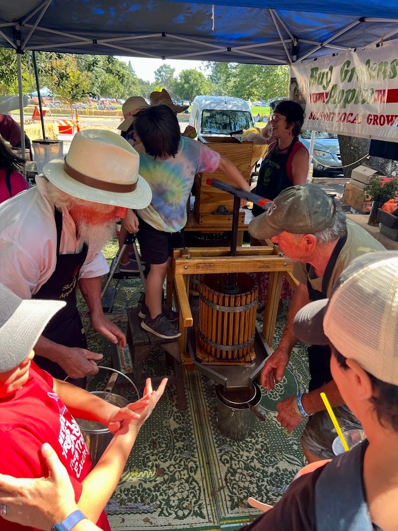 A Community Press Turns Apples Into Fresh Juice