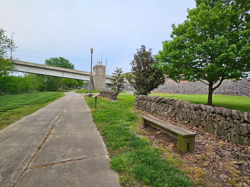 Few Walking Trails In Kentucky Feel As Calm And Peaceful As These 9 Senior-Friendly Gems - Decor Hint River View Park