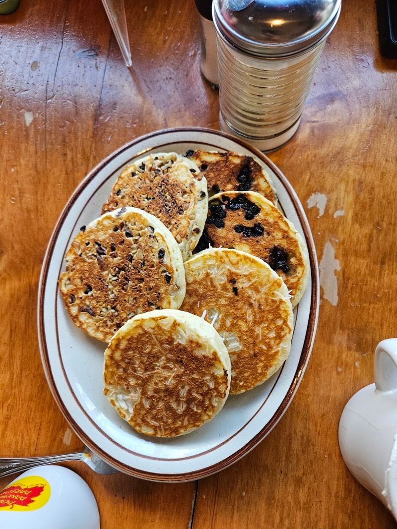 This Classic New Hampshire Restaurant Serves Pancakes You'll Never Forget - Decor Hint The Wait Is Worth Every Minute