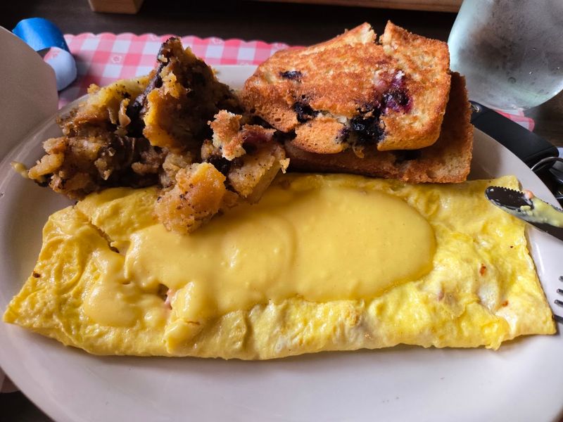 This Connecticut Restaurant Feels Like Stepping Back Into Grandma's Kitchen With Every Bite - Decor Hint Why Norwich Should Be Your Next Food Stop