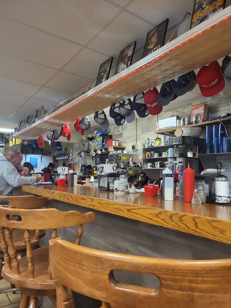 We Found A Cozy Florida Diner That Is Keeping The Soul Of The Classic Breakfast Alive - Decor Hint Why This Place Keeps Winning