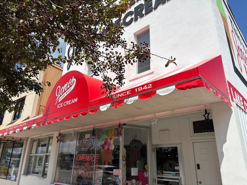 The Banana Split At This Ice Cream Parlor In Michigan Is So Famous, People Drive Hours For It - Decor Hint The Place Behind The Legend
