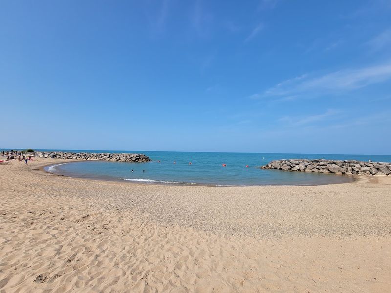 This Peaceful Illinois Beach Is Perfect For Relaxing Day Trips - Decor Hint Swimming Coves Designed For Comfort And Safety