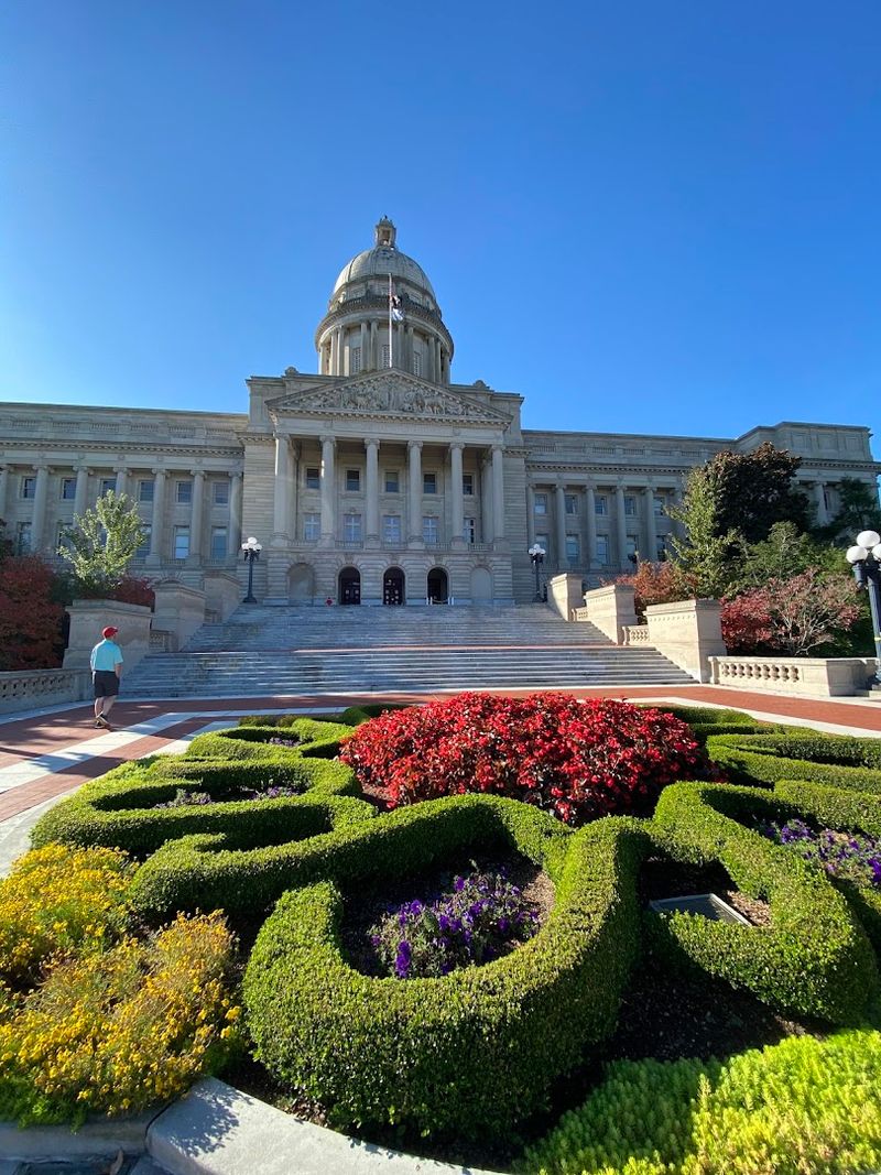 You'd Think This Kentucky Town Was Lifted Right Out Of Europe - Decor Hint The Kentucky River And Its Dramatic Palisades Views