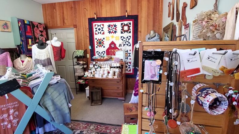 This Famous Kentucky Gorge Town Has Residents Saying Tourism Changed The Entire Vibe - Decor Hint How Local Businesses Adapted To The Tourist Surge