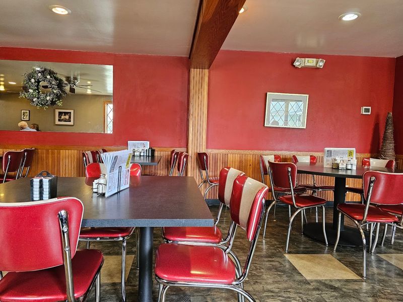 Indiana's No-Fuss Pie Shop Serves Some Of The Sweetest Slices You'll Ever Eat - Decor Hint A Spot That Feels Like Home
