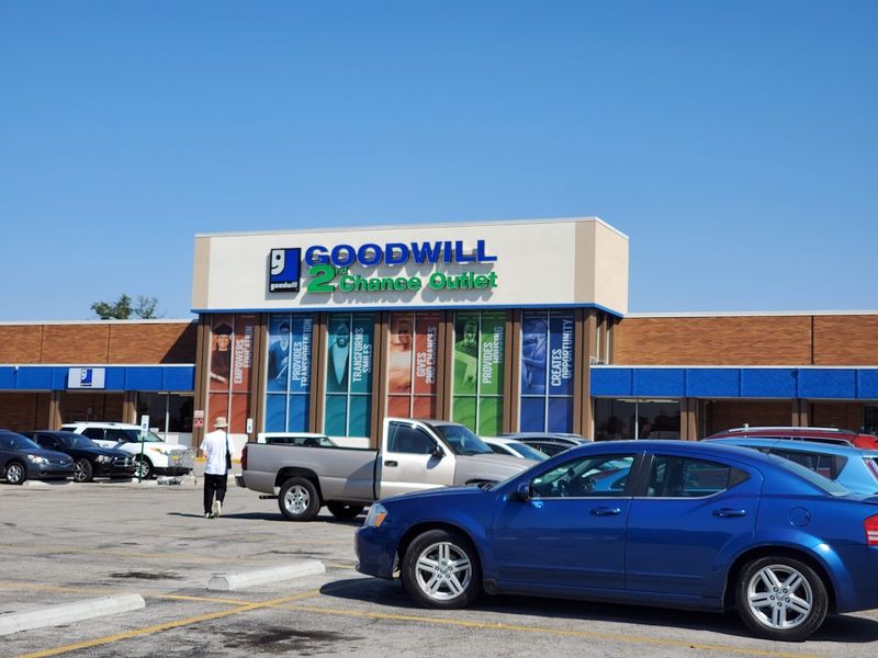 The Enormous Thrift Store In Kentucky Where You Can Stuff Your Trunk For $40 - Decor Hint Not Your Average Thrift Store