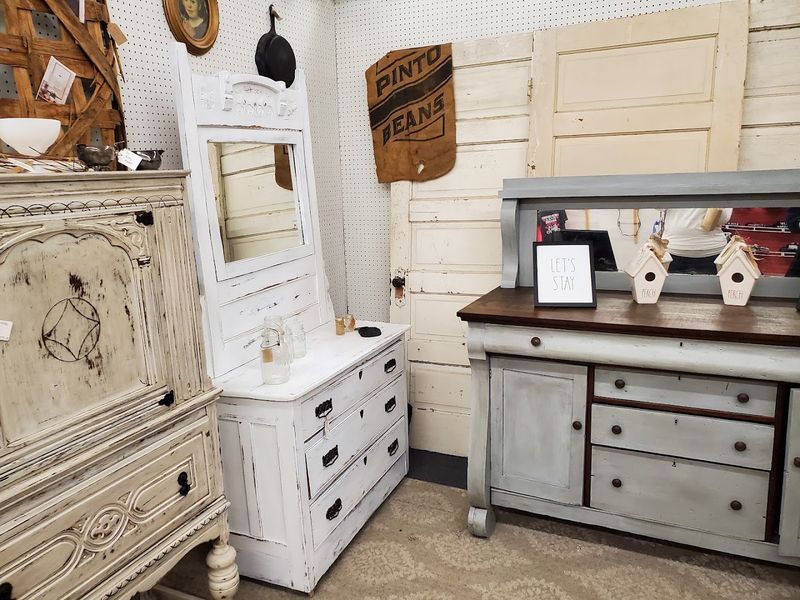Amish Finds, Vintage Signs And Endless Booths Fill This Massive Indoor Kentucky Market - Decor Hint Amish Goods That Are Worth Every Penny