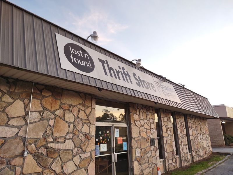 This Incredible Secondhand Shop In Georgia Is Worth The Trip - Decor Hint Sidewalk Sales With Seriously Low Prices
