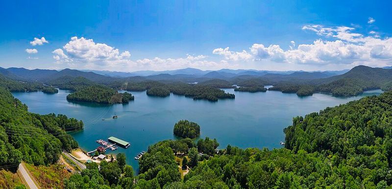 Locals Say This Once-Peaceful North Carolina Lake Town Has Been Completely Overrun By Crowds - Decor Hint Locals May Miss The Slower Lake Days