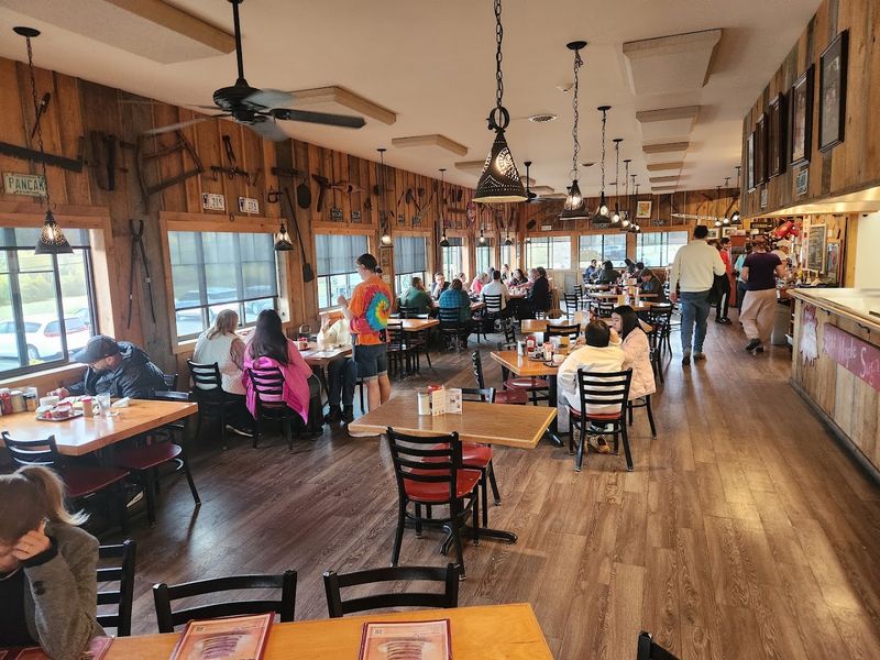 This Classic New Hampshire Restaurant Serves Pancakes You'll Never Forget - Decor Hint The Atmosphere Is Pure New England