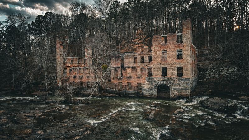 An Eerie Ghost Town Is Lurking In Georgia And It's Straight Out Of A Nightmare - Decor Hint A Five-Story Factory Powered By A Creek