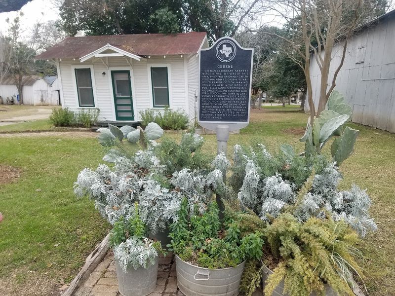 Locals Claim This Texas Town Is Tourist-Wrecked Beyond Recognition - Decor Hint What Happened To The Affordable Weekends