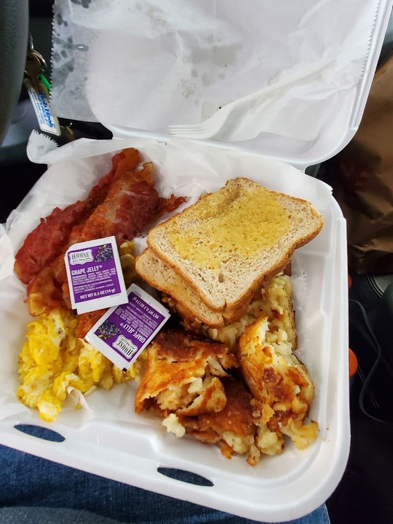This Retro Drive-In In Kentucky Has Been Serving Burgers The Same Way Since 1947 - Decor Hint Breakfast Is Served And People Are Sleeping On It