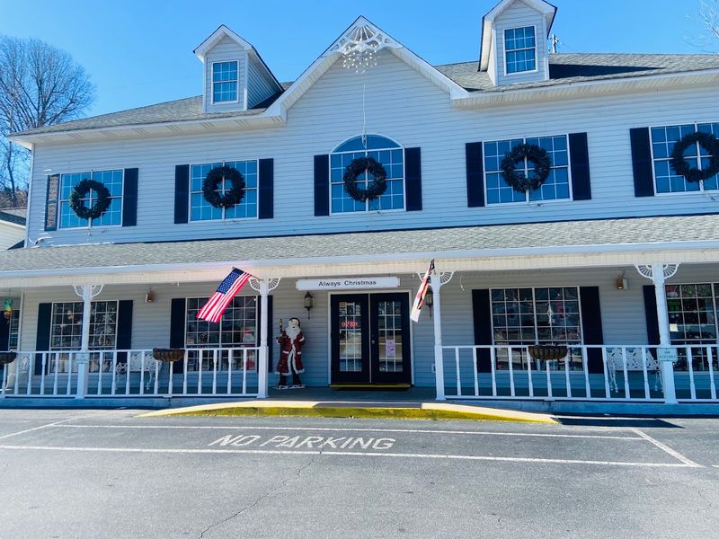 This Sleepy Georgia Town Has Everything You Could Want And Locals Hope It Stays Quiet - Decor Hint Year-Round Appeal That Changes With Every Season