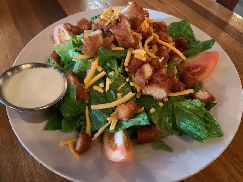 People Travel Across Nebraska For The Crispy Fish And Chips At This Old-School Irish Pub - Decor Hint House-Made Tartar Sauce Completes Every Order