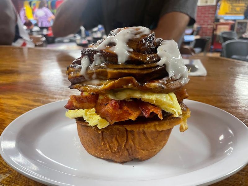 We Found A Cozy Florida Diner That Is Keeping The Soul Of The Classic Breakfast Alive - Decor Hint Portions That Actually Impress