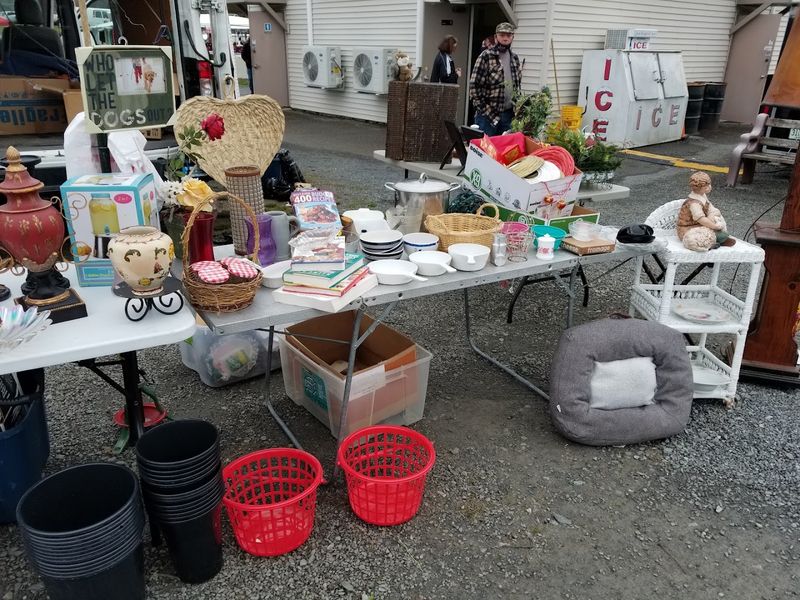 This Pennsylvania Flea Market Has Great Bargains That Require Extra Space In Your Car - Decor Hint Vendors Selling A Bit Of Everything