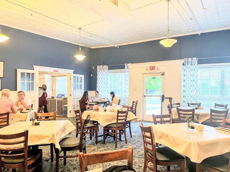 These 11 Historic Georgia Restaurants Still Prepare Recipes That Have Endured For Generations - Decor Hint Mary Mac's Tea Room, Atlanta