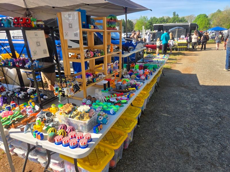 This Sprawling Massachusetts Flea Market Has Become A Weekend Ritual - Decor Hint The Vendor Mix That Keeps Things Interesting