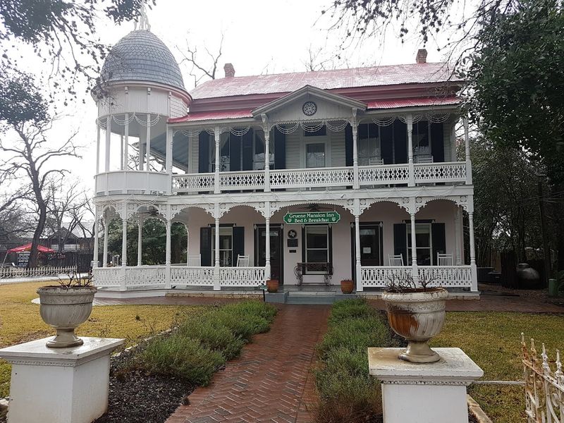 Locals Claim This Texas Town Is Tourist-Wrecked Beyond Recognition - Decor Hint Short-Term Rentals Took Over The Neighborhoods