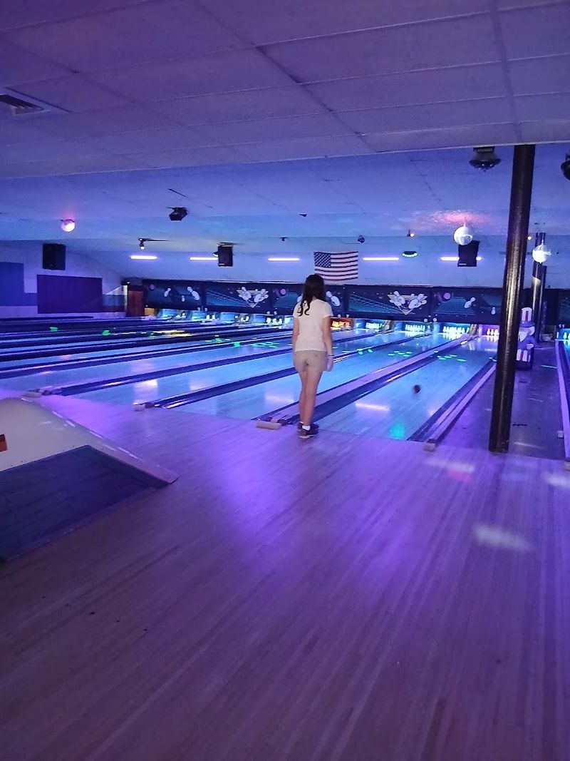 This Connecticut Duckpin Bowling Alley Feels Like A Retro Family Night Out - Decor Hint Glow Bowling On Saturday Nights Changes Everything