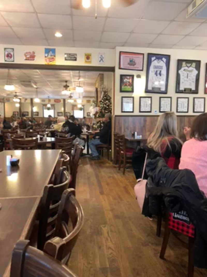 This Georgia Cafeteria Serves Southern Favorites That Keep Locals Coming Back - Decor Hint A Community Gathering Spot Unlike Any Other
