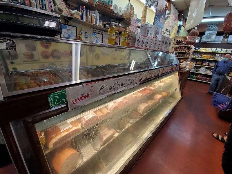This Old-School California Market Sells Its Legendary Italian Sandwiches For Just $7 - Decor Hint Everyone Simply Calls It