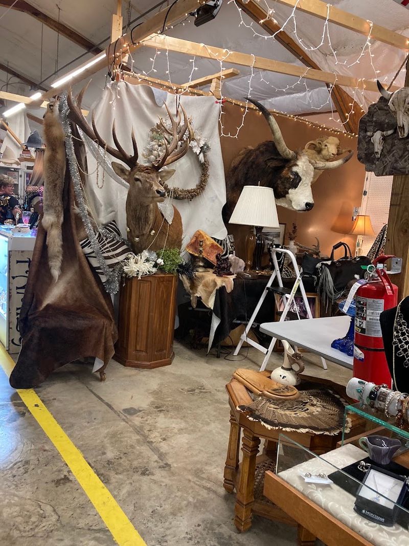 This Enormous Flea Market In Kentucky Is Where Your Bargain-Hunting Fantasies Come Alive - Decor Hint Antiques And Vintage Finds Around Every Corner